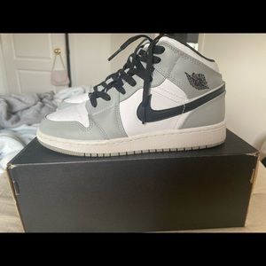 Jordan 1 Mid Light Smoke Grey size 5.5Y